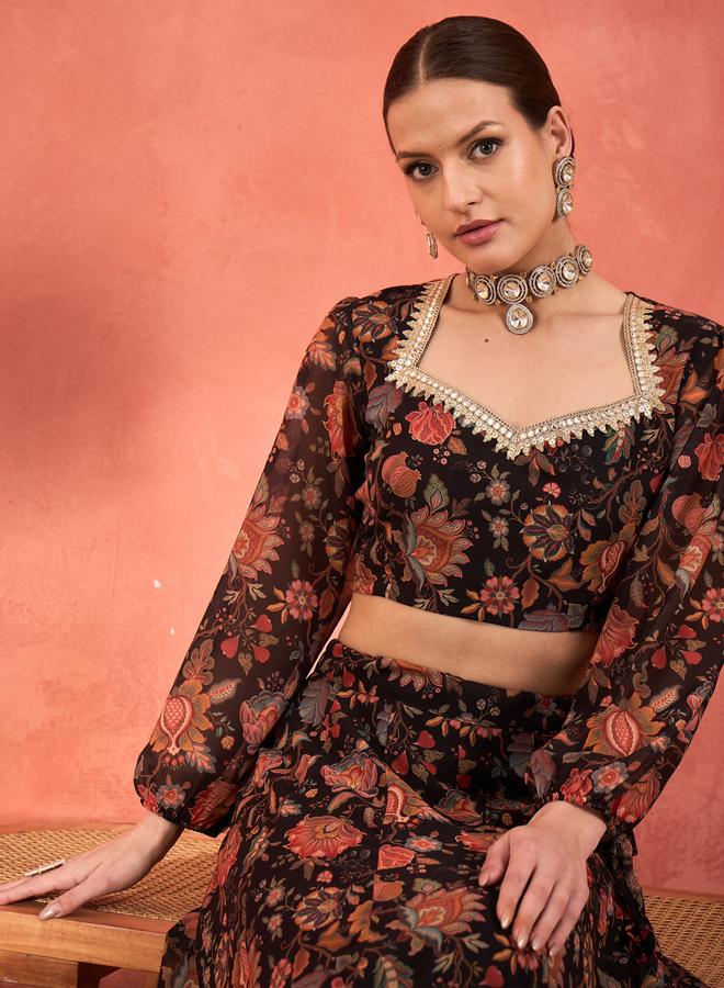 ساسافراس بلوزة قصيرة سوداء بنقوش زهور وياقة على شكل قلب مع تنورة أناركالي - Image 2